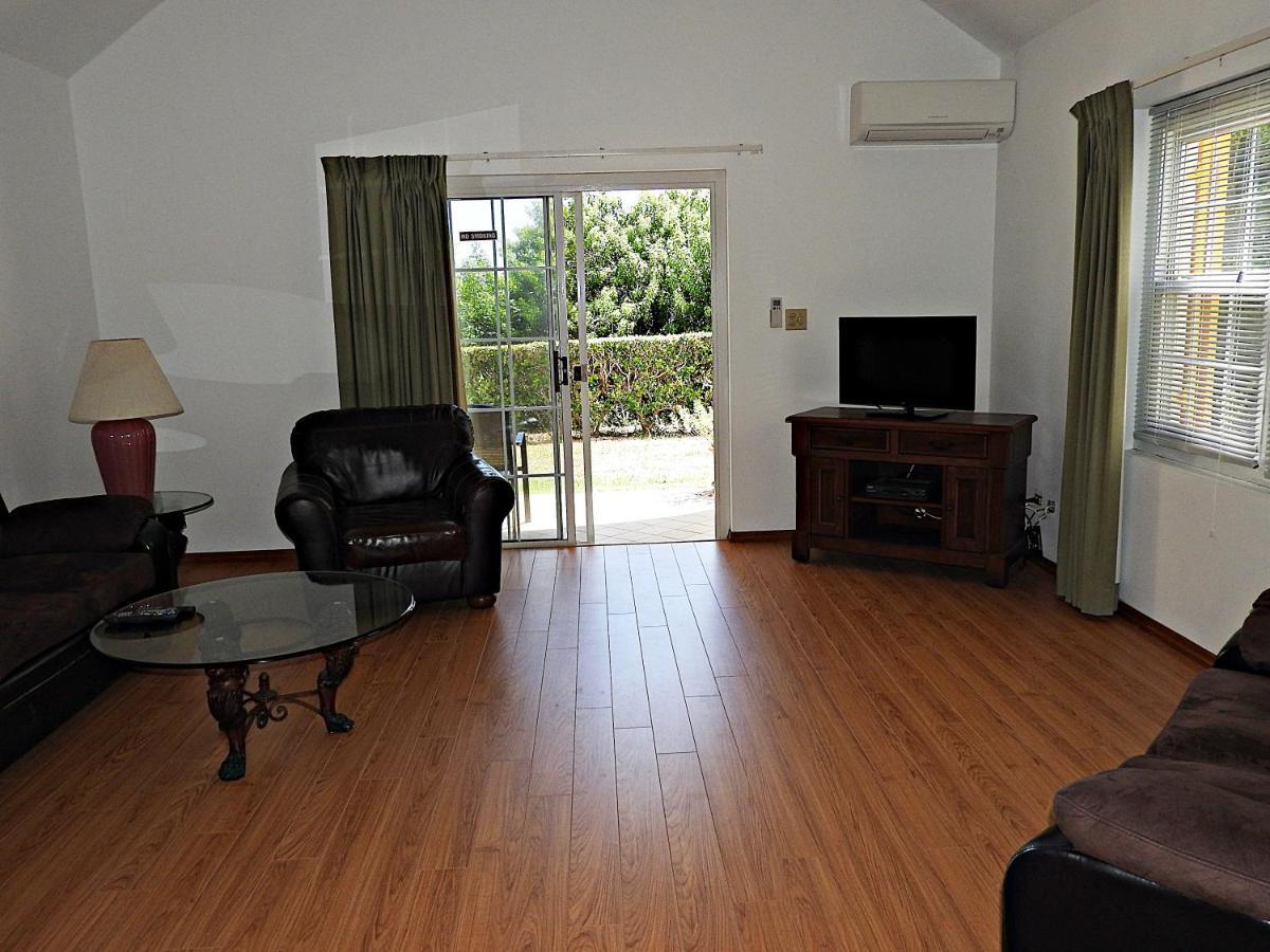 Windsong Guest Apartments Pembroke Exterior photo